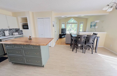 Southeast Calgary House | Whole House to Yourself! Cozy Suburban Getaway Near Riverside Pathways