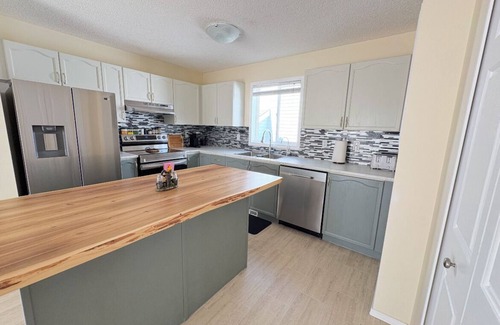 Southeast Calgary House | Whole House to Yourself! Cozy Suburban Getaway Near Riverside Pathways