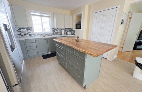 Southeast Calgary House | Whole House to Yourself! Cozy Suburban Getaway Near Riverside Pathways