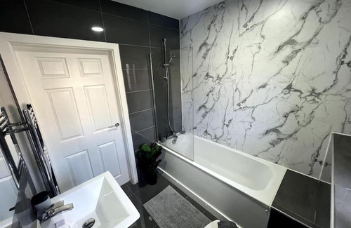 Oldbury Apartment | Wi-Fi, 2 bathroom, 2 bedroom, sleeps 4-8