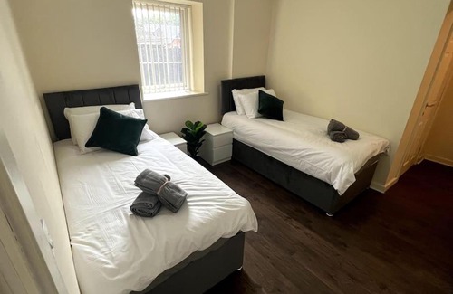Oldbury Apartment | Wi-Fi, 2 bathroom, 2 bedroom, sleeps 4-8