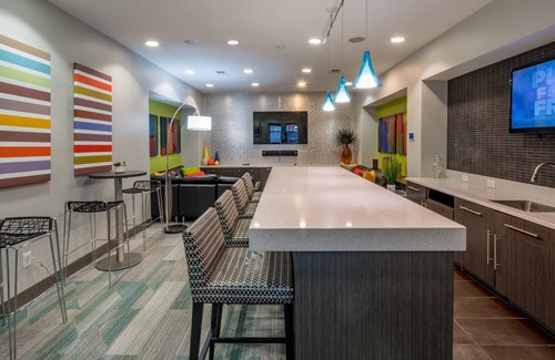 Downtown Indianapolis Apartment | WiFi, 24hr gym, pool, media center 3 min walk to hospital, food, entertainment!