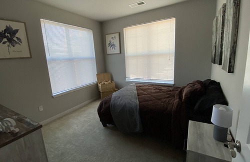 Downtown Indianapolis Apartment | WiFi, 24hr gym, pool, media center 3 min walk to hospital, food, entertainment!