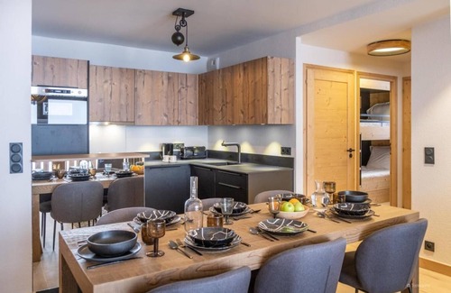 Montalbert Apartment | Wifi, 300m from ski slopes, view mountain, swimming pool, sauna, hammam, balcony, parking