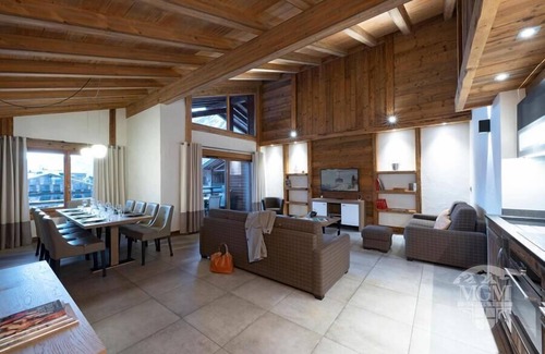 Chamonix City Centre Apartment | Wifi, 50m from ski lifts, view garden, fitness, swimming pool, balcony, parking, tv, ski locker