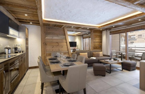 Chamonix City Centre Apartment | Wifi, 50m from ski lifts, view garden, fitness, swimming pool, balcony, parking, tv, ski locker