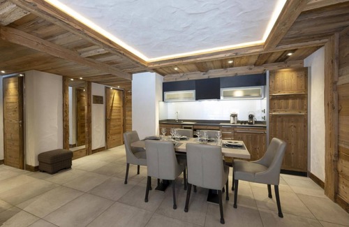 Chamonix City Centre Apartment | Wifi, 50m from ski lifts, view garden, fitness, swimming pool, balcony, parking, tv, ski locker