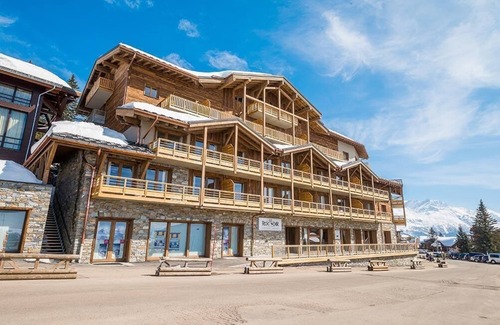 La Rosiere Apartment | Wifi, ski-in/ski-out & foot of the slopes, 4th floor, view mountain, swimming pool, sauna, hammam