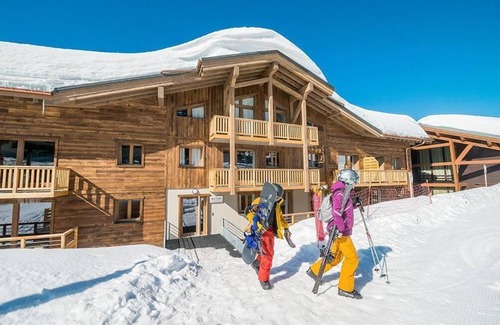 La Rosiere Apartment | Wifi, ski-in/ski-out & foot of the slopes, 4th floor, view ski slopes, swimming pool, sauna, hammam