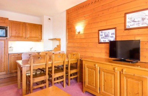 Valfrejus Apartment | Wifi, ski-in/ski-out & foot of the slopes, swimming pool, sauna, tv, ski locker, 32-36m², Valfréjus