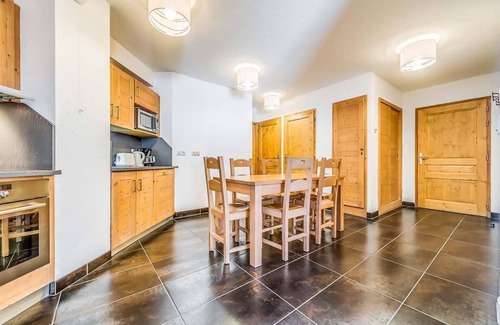 Les Almes Apartment | Wifi, ski-in/ski-out & foot of the slopes, 2nd floor, terrace, tv, ski locker, 59m², Tignes