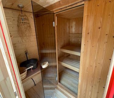Bosgebied Hoenderloo Ski Chalet | Wild Flower Wellness met privé Sauna en Hot Tub in prachtige tuin met overkapping