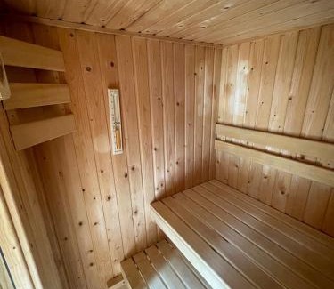 Bosgebied Hoenderloo Ski Chalet | Wild Flower Wellness met privé Sauna en Hot Tub in prachtige tuin met overkapping