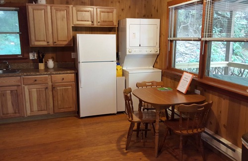 Penrose Cottage | Wild Rock Cottage - Scenic Getaway - WiFi - Hot Tub - Pets OK