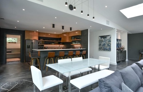 Helen Villa | WILDBLUME-New Modern Private Home w/Hot Tub, Pool Table