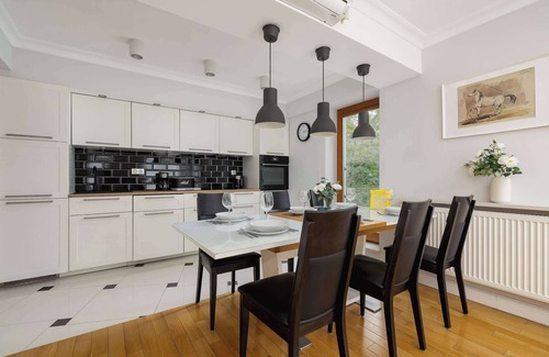 Pradnik Czerwony Apartment | Wileńska 4 | Kraków | Air Conditioned Apartment | Parking | Remote Work | Bathtu