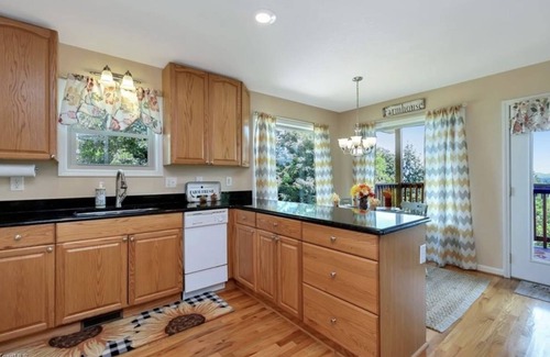 Boomer Cabin | Wilkes County Western NC 3br Cottage with Hot Tub!