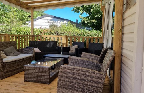 Gastes Other | Willerby, baie vitrée, ilot, terrasse profonde