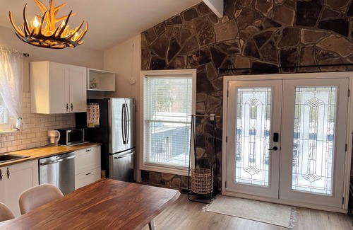 Georgina Cottage | Willow Beach Renovated Cottage Retreat. Pet-Friendly!