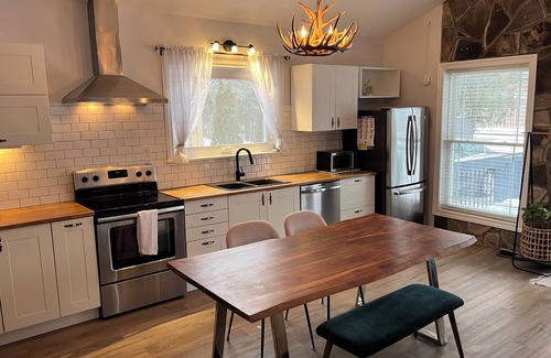 Georgina Cottage | Willow Beach Renovated Cottage Retreat. Pet-Friendly!
