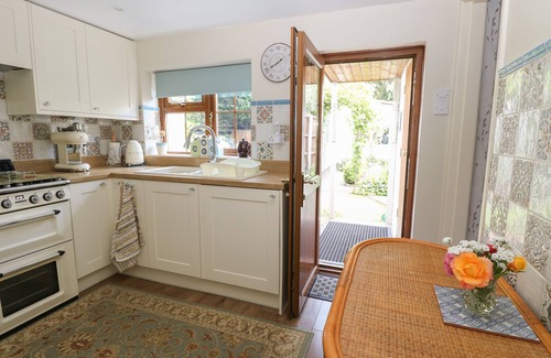Saham Toney Cottage | WILLOW COTTAGE, pet friendly, with a garden in Watton