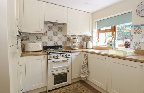 Saham Toney Cottage | WILLOW COTTAGE, pet friendly, with a garden in Watton