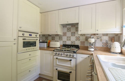 Saham Toney Cottage | WILLOW COTTAGE, pet friendly, with a garden in Watton