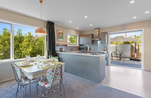 Taupo House | Willow Lake House - Lake Taupo Holiday Home