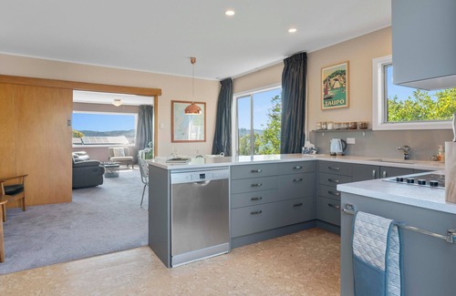 Taupo House | Willow Lake House - Lake Taupo Holiday Home