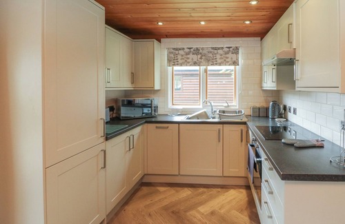 Bridgetown Cottage | WILLOW, pet friendly, luxury holiday cottage, with hot tub in Dolton