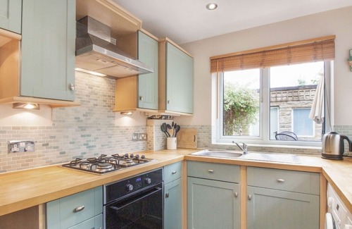 Stoney Middleton Cottage | WILLOW VIEW, pet friendly, with open fire in Stoney Middleton