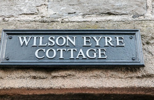 Castleton House | WILSON EYRE COTTAGE, with a garden in Castleton, Peak District