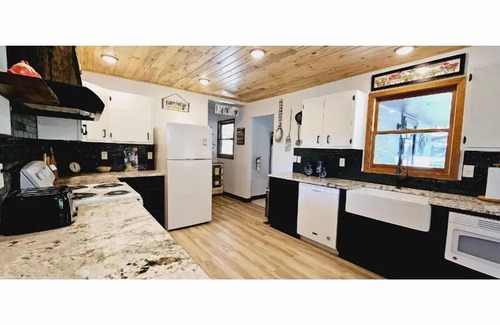 Custer House | Wind Dance Lodge w/HOT TUB Large Shop garage
