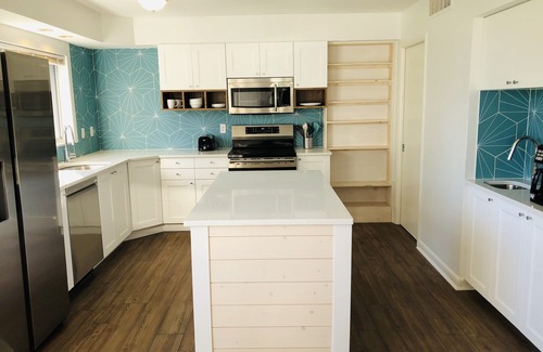 Sanibel Condo | Wind + Tide 70" TV, Two King Suites, Beachfront Complex!