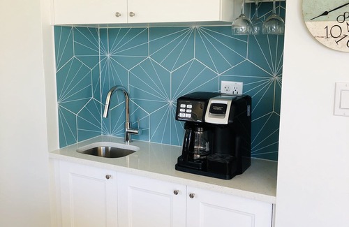 Sanibel Condo | Wind + Tide 70" TV, Two King Suites, Beachfront Complex!