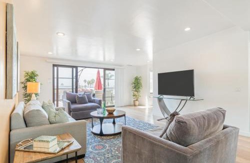 Beach Barber Tract House | Windansea by AvantStay Private Rooftop Patio 2 blocks to Beach Town