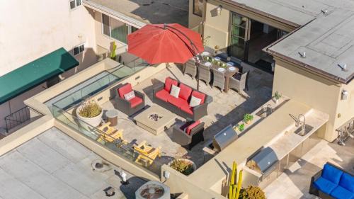 Beach Barber Tract House | Windansea by AvantStay Private Rooftop Patio 2 blocks to Beach Town