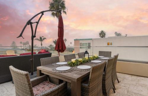 Beach Barber Tract House | Windansea by AvantStay Private Rooftop Patio 2 blocks to Beach Town