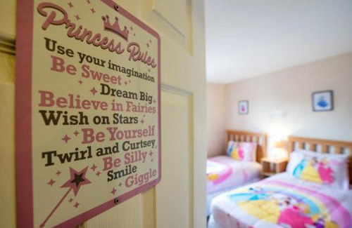 Regal Palms House | Windsor Palms I Stylish Villa with Themed Rooms