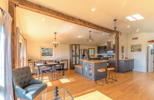 Old Town House | WindyHideaway~NEW & Radiant Retreat! Coastal Family Fun in Bodega Bay! GmRm
