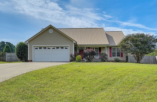 Lexington House | Wine & BBQ Trail Fun: Home w/Hot Tub in Lexington
