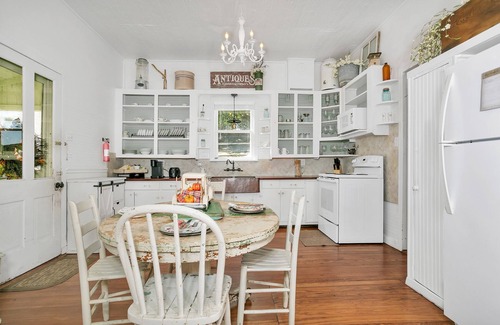 Stonewall Other | Wine Cellar Farmhouse | 3 King Beds | Full Kitchen | Pet Friendly w/fee