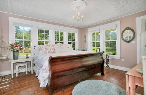 Stonewall Other | Wine Cellar Farmhouse | 3 King Beds | Full Kitchen | Pet Friendly w/fee