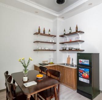 Trang Tien House | Wine Room# 1BRS#1 min to Hoan Kiem Lake#Balcony#Operahomestay# Netflix