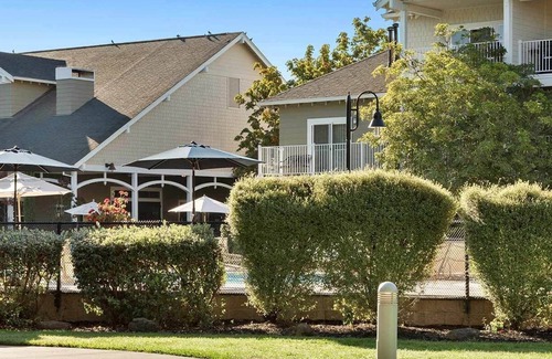 Windsor Apartment | Wineries? Golf? Perfect stay.
