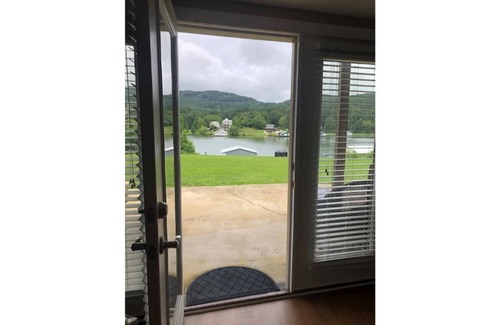 Groveoak Apartment | Winslow’s Waterfront 3br 2bath apartment with 2 slip boathouse