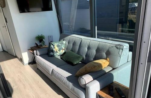 Monnickendam Boat Rental | Winter at our comfi Houseboat "Tulip"