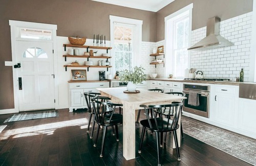 Willow Street Apartment | Winter Getaway|Hot tub|OUTDOOR SAUNA|Fireplace|Fire-pit|