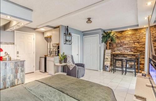 Georgetown Apartment | Winter Getaway in Brooklyn Private Room, Bath, Kitchen & Backyard