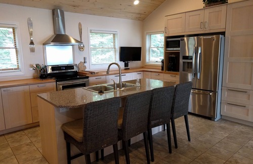 Ellsworth House | WINTER OPEN! 200' SUNSET BEACH MODERN HOUSE WIFI FIREPLACE PET FRIENDLY